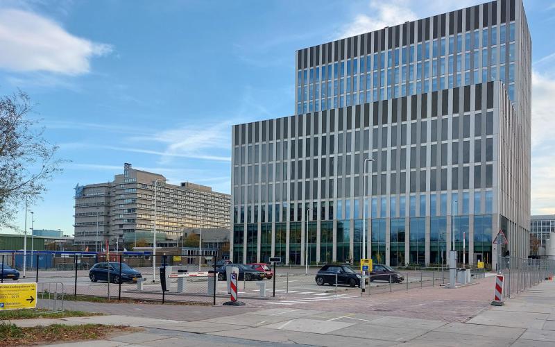 Ingang vanaf Mahlerlaan met zicht op Onderzoeksgebouw